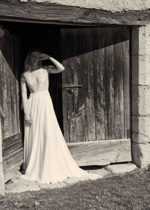 V Neck Ivory Lace Chiffon Flowing Wedding Dress